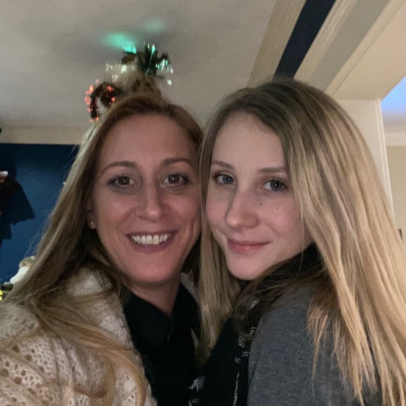 Meet your Posher,Cariann NotJustMoms.Closet๐๐ผโโ๏ธ - Picture 4 of 11